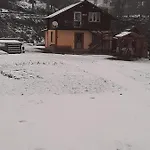 між тростяном та рікою Feriehus