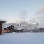 між тростяном та рікою