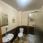 між тростяном та рікою