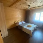між тростяном та рікою Feriehus