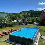 між тростяном та рікою *