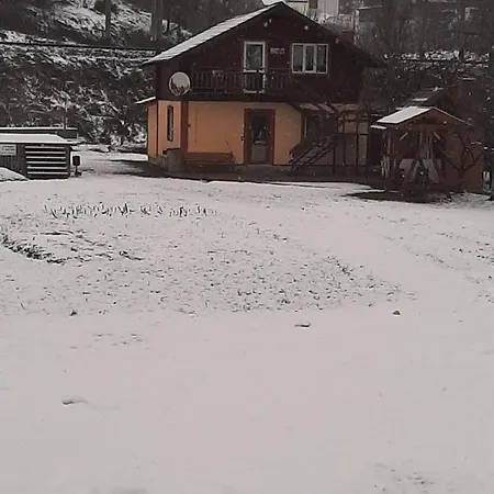 між тростяном та рікою Дом отдыха