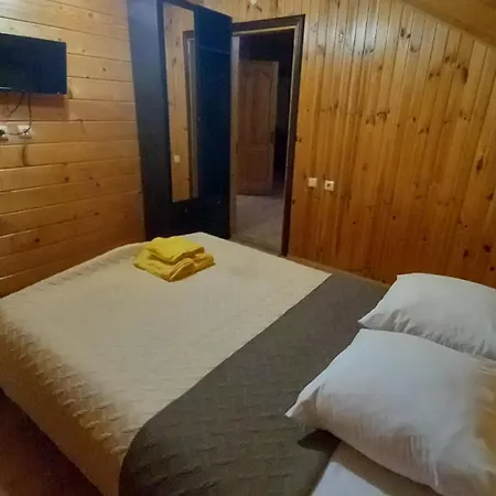 між тростяном та рікою Дом отдыха *