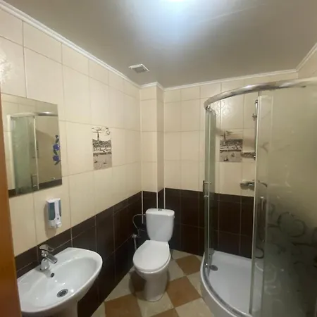 між тростяном та рікою