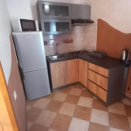 між тростяном та рікою *