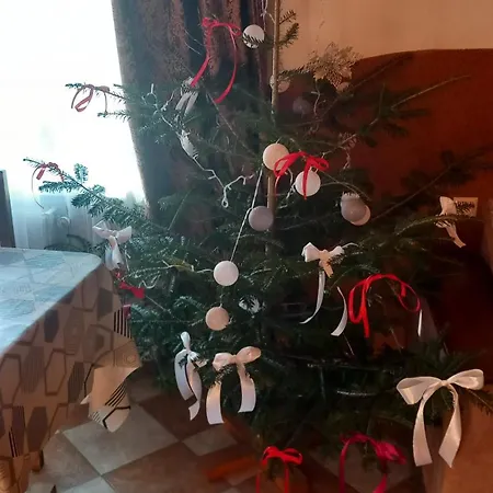 між тростяном та рікою