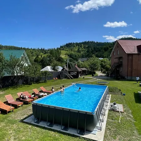 між тростяном та рікою