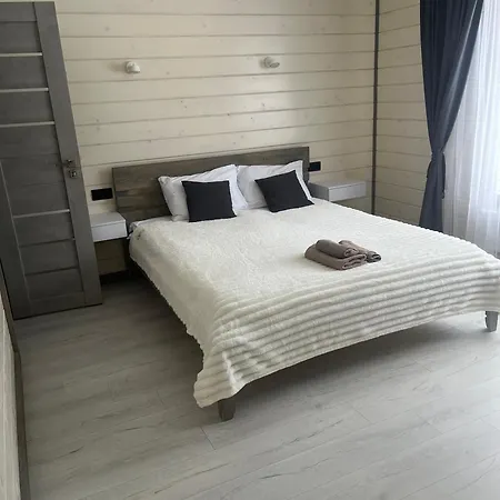 між тростяном та рікою